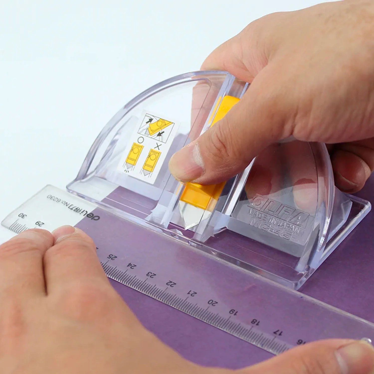 Cortador en ángulo 45° Olfa + 2 Repuestos