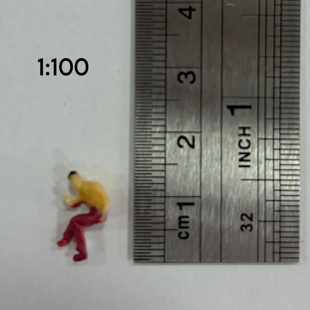 [FIES01100COSENTADAS] Figura a escala 1:100 solo sentadas Colores (1 ud)