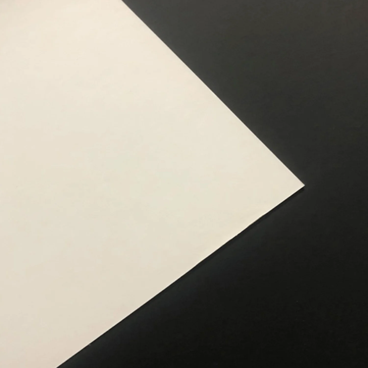 [CACB11077650] Cartón Contraplacado Blanco Couche Doble 110x77cm 650gr